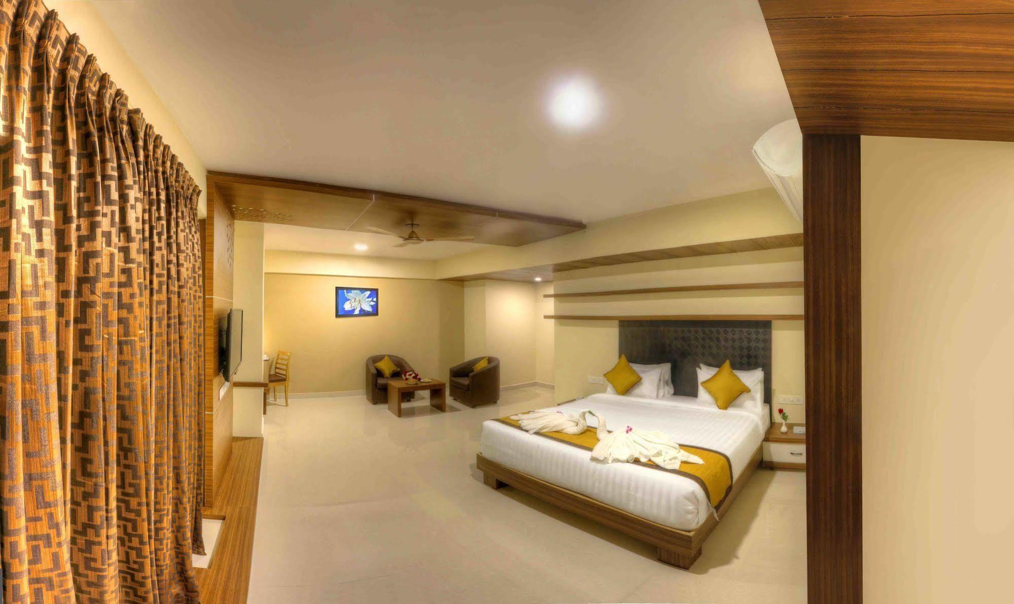 Rio Meridian Hotel Mysuru Zewnętrze zdjęcie
