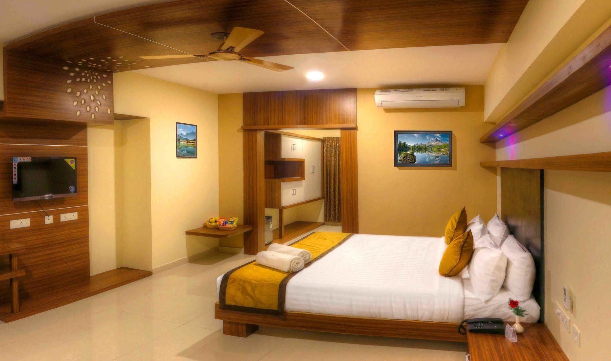 Rio Meridian Hotel Mysuru Zewnętrze zdjęcie